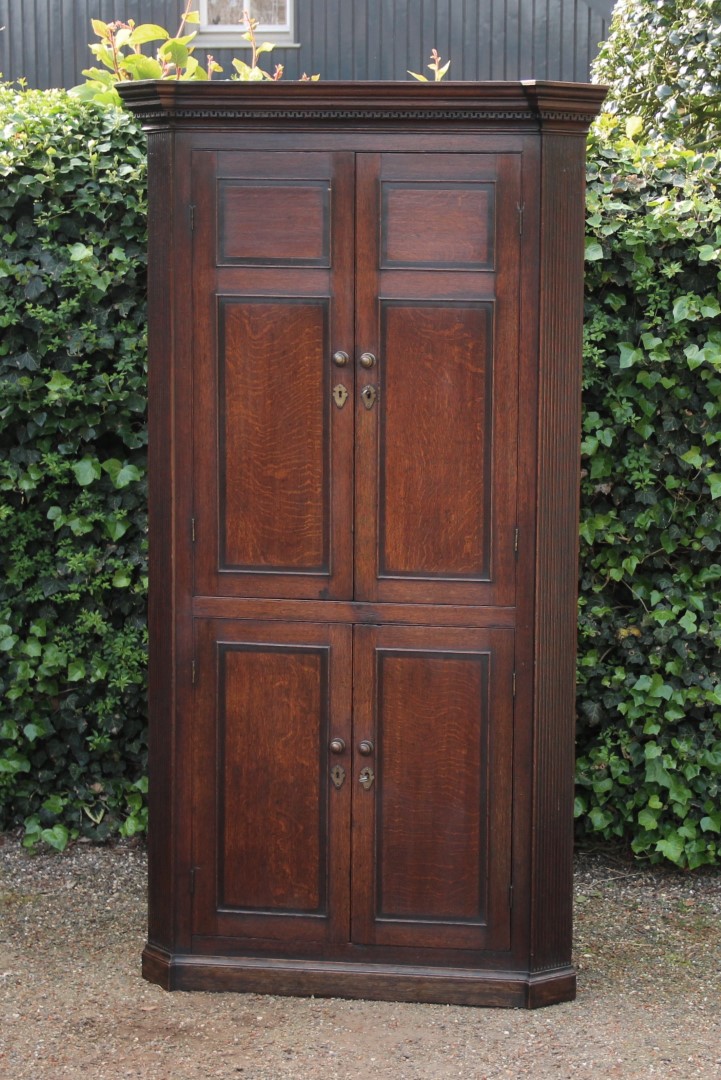 antiker-eckschrank